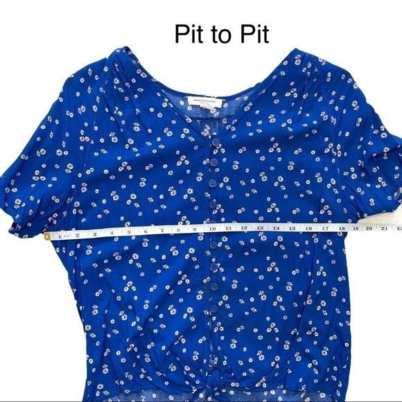 BeachLunchLounge Blue Daisy Floral Front Knot Tie Shirt Size Small - Picture 8 of 15